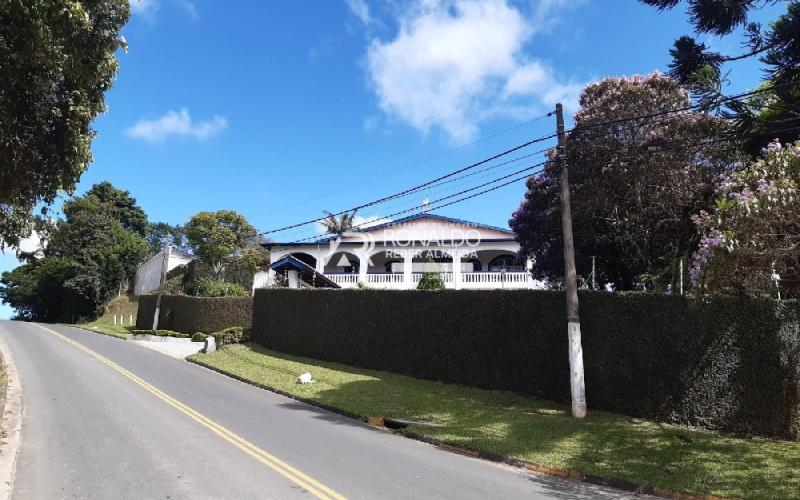 Casa 4 Dormitórios sendo 2 Suítes