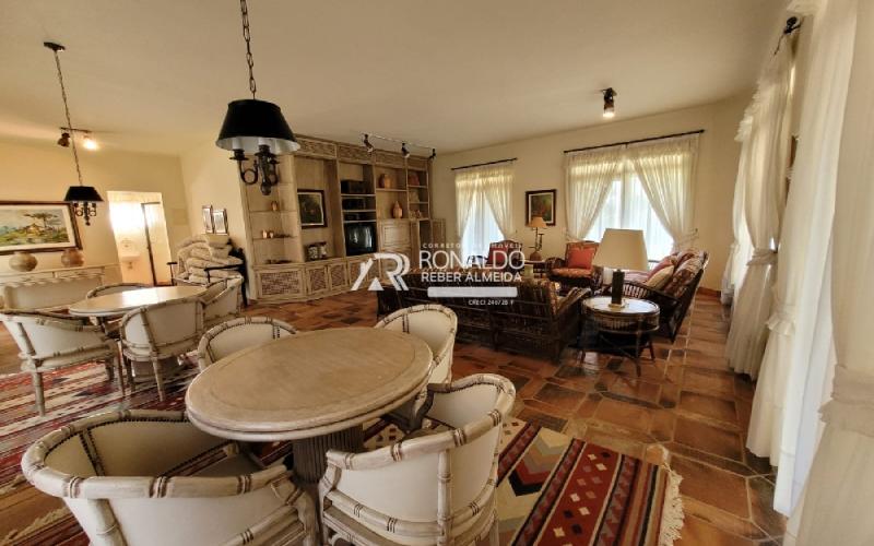Casa com 11.300m² de Área e 1.977m² de Área Construída