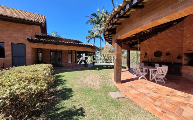 Casa com 11.300m² de Área e 1.977m² de Área Construída