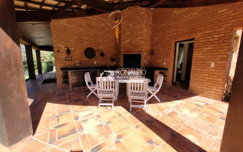Casa com 11.300m² de Área e 1.977m² de Área Construída
