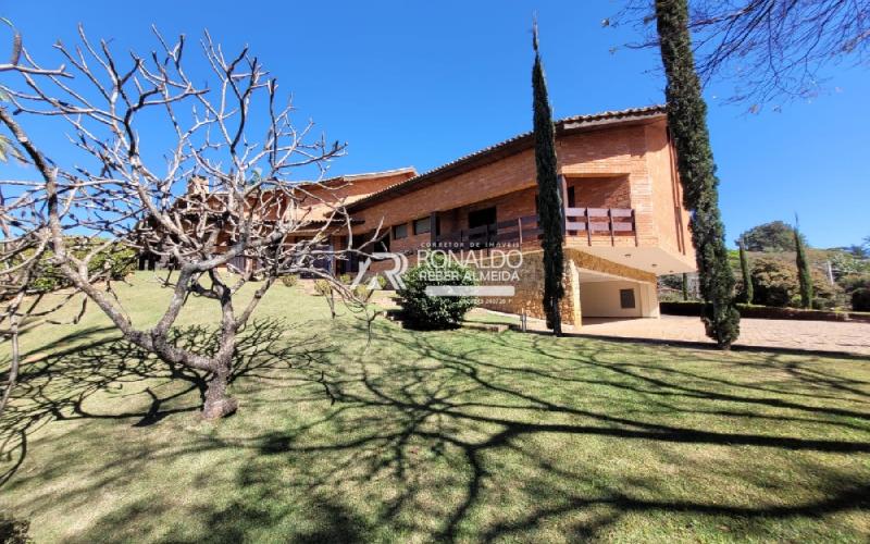 Casa com 11.300m² de Área e 1.977m² de Área Construída