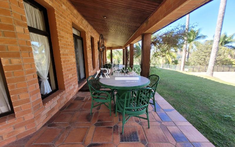 Casa com 11.300m² de Área e 1.977m² de Área Construída