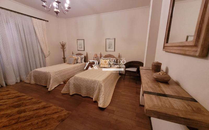Casa com 11.300m² de Área e 1.977m² de Área Construída