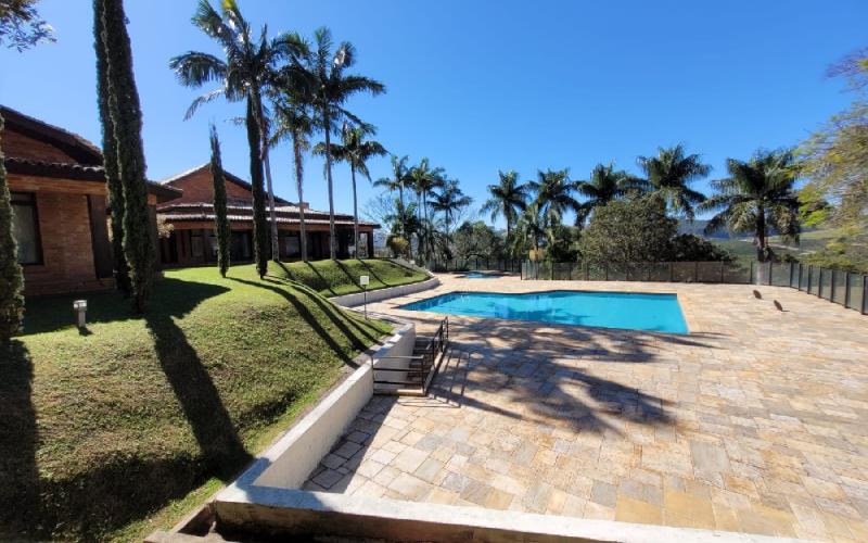 Casa com 11.300m² de Área e 1.977m² de Área Construída